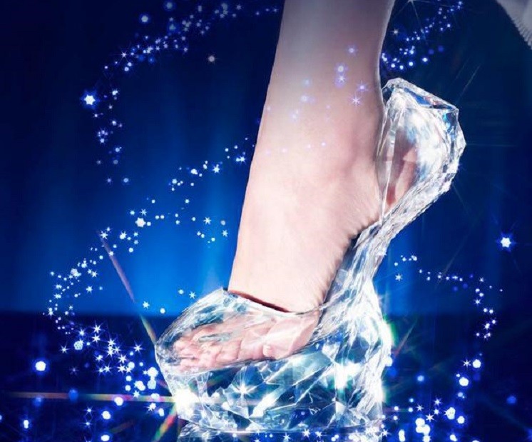 日本老人耗时10年,用嘴吹出一双"水晶鞋",出价7万也不