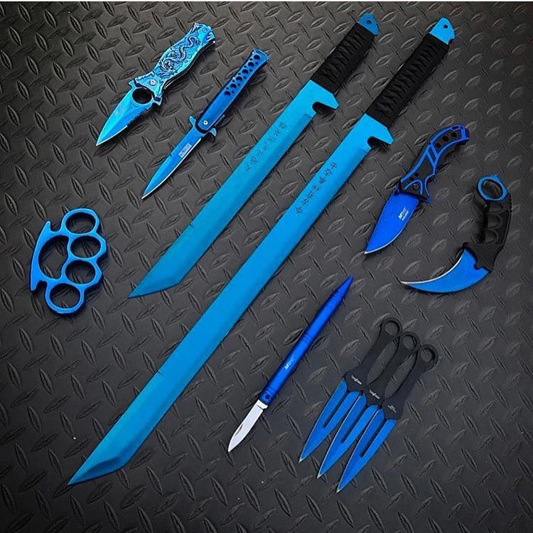 这套湛蓝套装,有长刀短刀,匕首,飞镖和拳扣!