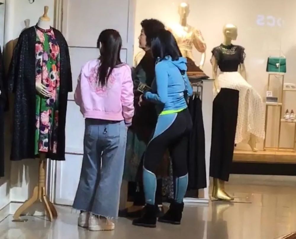 钟丽缇带大10岁婆婆逛街买衣服,全程帮忙拍照还替她向