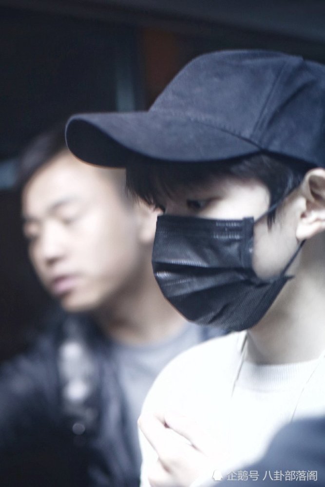 tfboys王源北京飞上海,开心源一路笑容满面