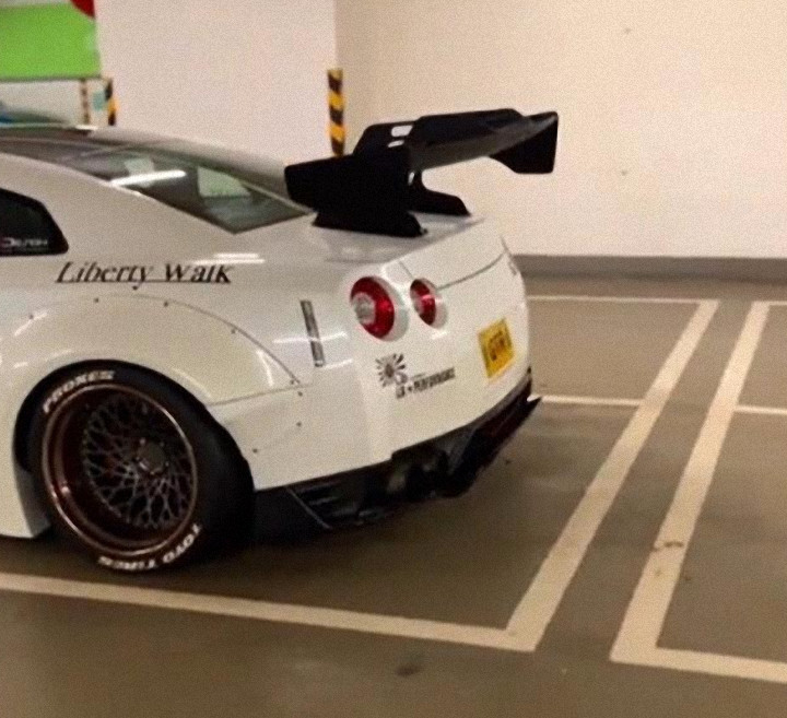 停车场遇最强gtr,车牌暴露车主地位,牌照