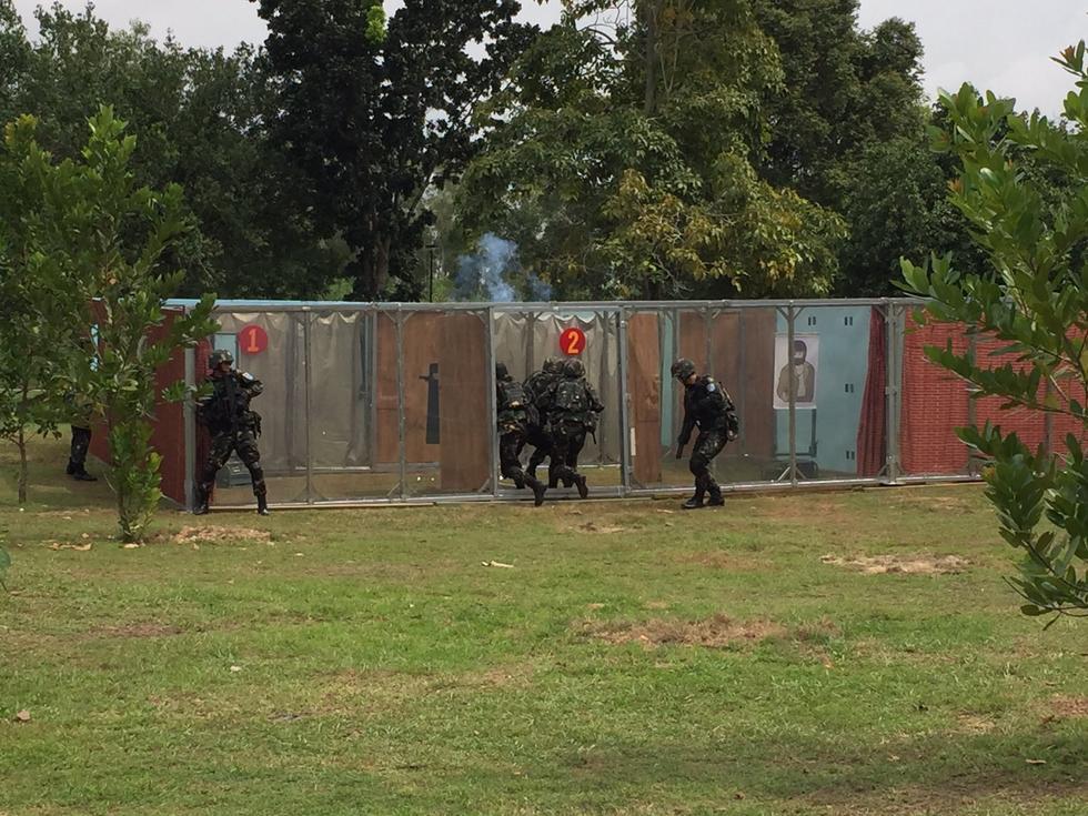 解放军特种部队出国演习 单兵装备带劲_学生时