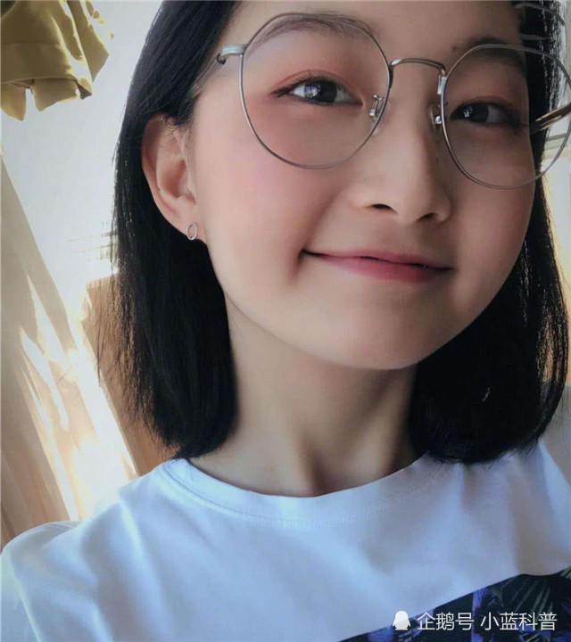 女生脸上有这3个"记号",戴眼镜会更出众,颜值令人羡慕不已!