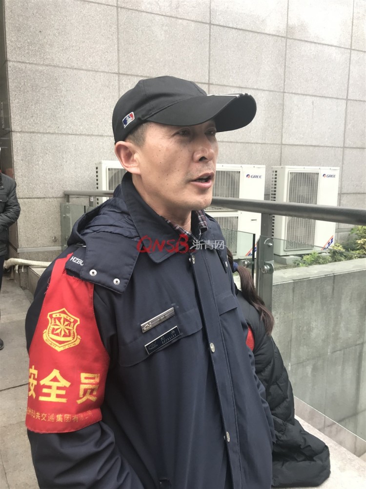 杭州一女子公交车上口吐白沫摔倒,司机乘客交警保安纷纷伸出援手