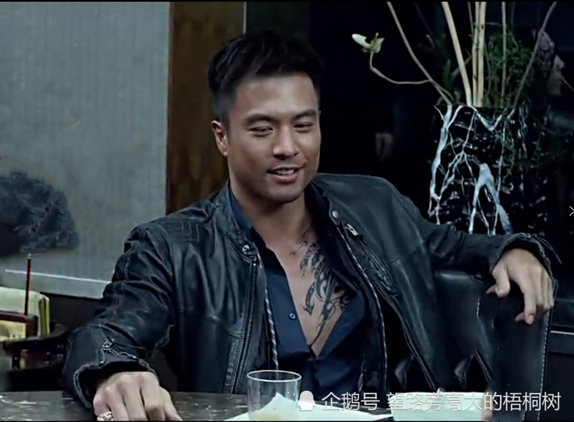 明星的纹身:郑恺青龙臂,陈浩南过肩龙,都败给了他的"九头蛇"