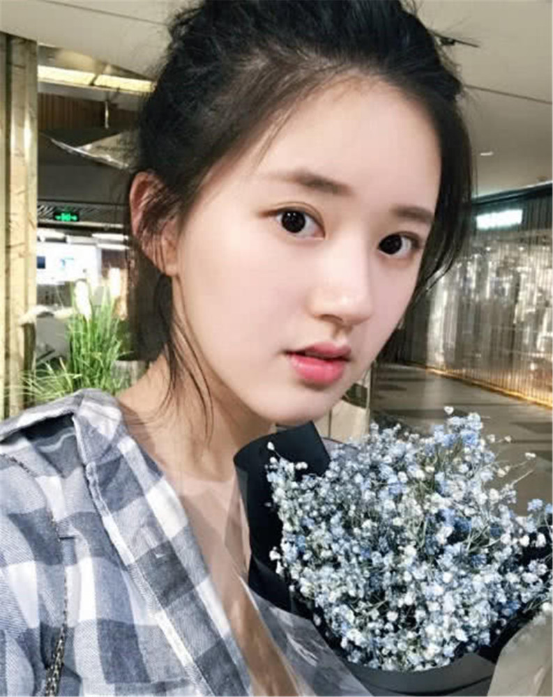 难怪赵露思不喜欢化妆,看到化烟熏妆的她,网友:简直判