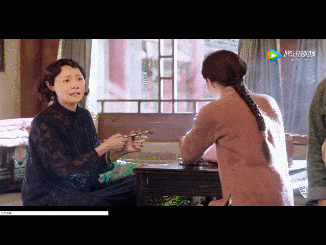 结果,林翠卿手里攥着烟枪,嘴里嘟囔着