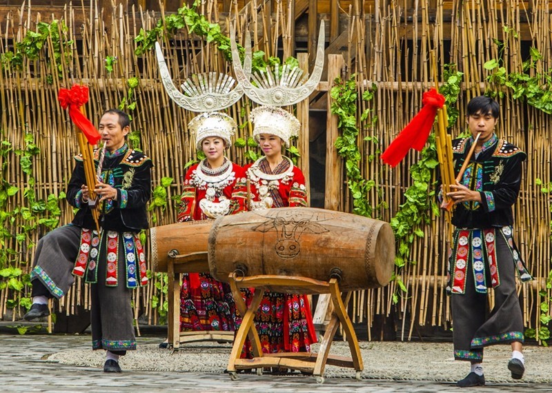 到苗寨去旅游时,姑娘递你"私人物品"不要乱接,不是给你擦汗的