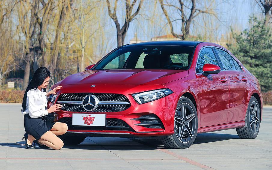 当小姐姐遇到奔驰a200 l运动轿车 年轻时尚的感觉真好