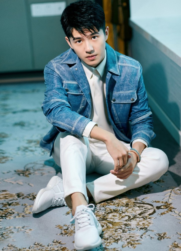 刘昊然出席活动,穿牛仔外套配白色长裤,22岁尽显青春气息