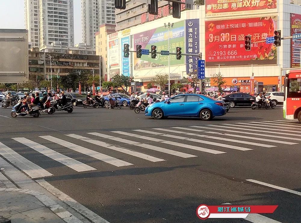 交通管理部门明确表示:这个时候,右边的电动车要从机动车道左转是不