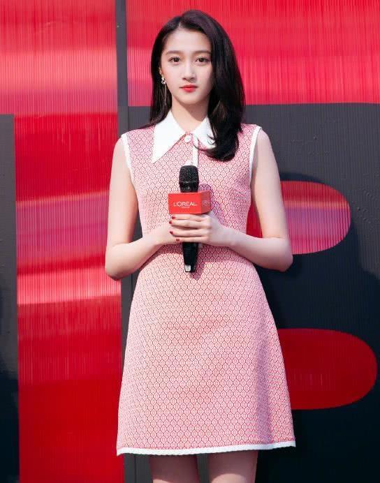 关晓彤的路人照,一样很好看,感觉生图比硬照好看多了