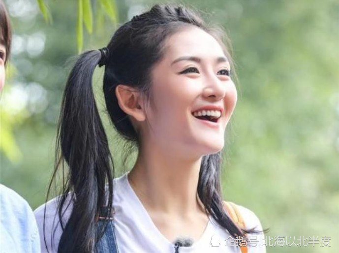 谢娜与当红女星聚会,角落里吸烟女引关注,看到是她真的意想不到