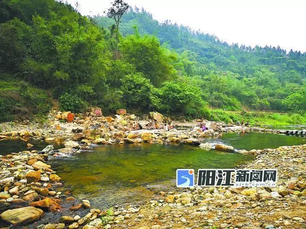 "阳春市三甲镇山坪村热水自然村的村民,看着自家门前优美的乡村环境