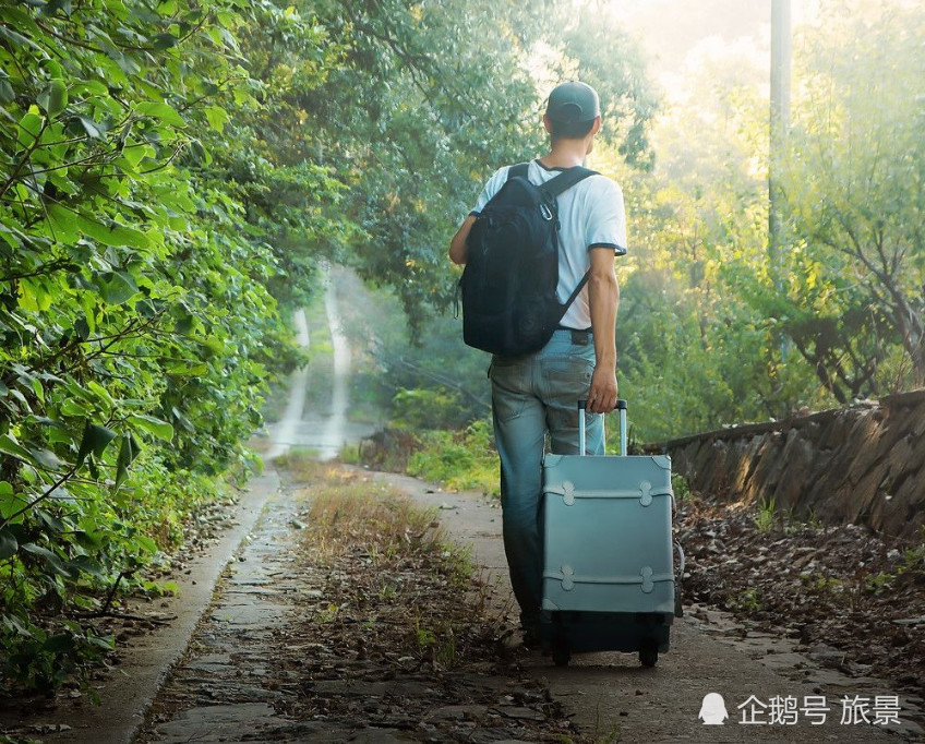 中国人外出游玩带箱子,外国人为啥就背一个背包?网友