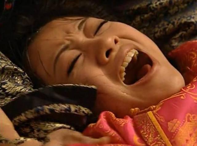 杨蓉,在电视剧《少年天子》中上演生孩子的戏,这个感觉有点浮夸,用力