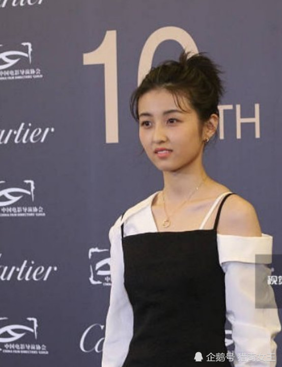 张子枫穿裸肩小礼裙,双腿亮了,网友:你还是穿上裤子吧