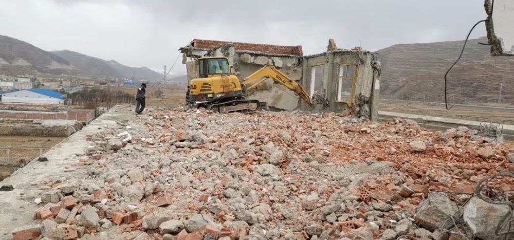 重磅!岷县火车站新区一违法建筑依法强制拆除