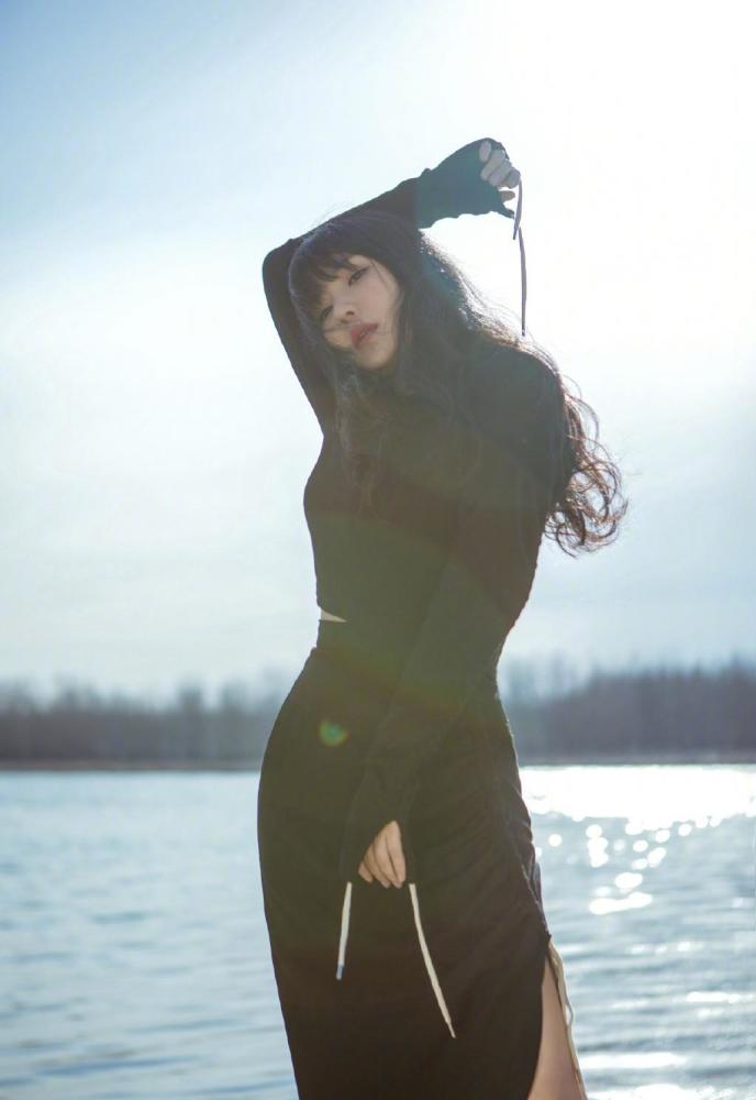 柳岩紧身开叉裙,穿出玲珑好身材,侧面看曲线满分,美呆