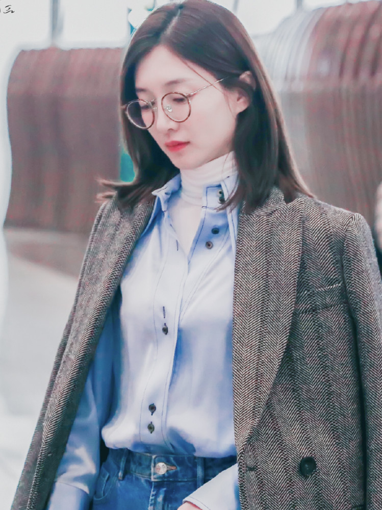 程潇现身机场,戴眼镜居然这么惊艳?原来这才是女明星的秘密武器