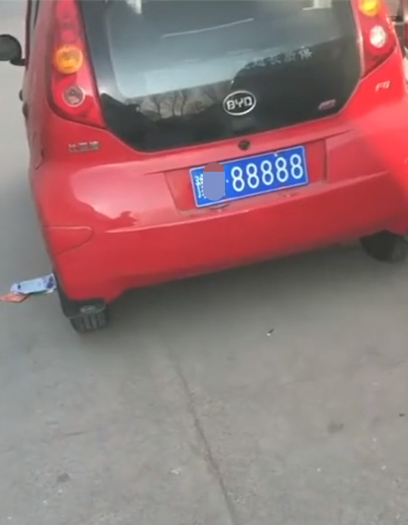 河南偶遇比亚迪f0,车牌号5个8,网友:不相信自己的眼睛