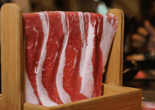 将肉类切成薄块状冷冻