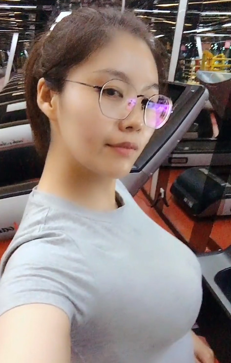 微胖型美女主播,首次健身房办卡,要减掉腹部赘肉!