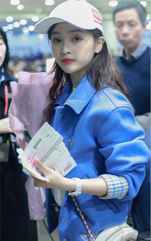 吴宣仪终于低调了?蓝色衣服配粉鞋,没大牌logo却更有少女感