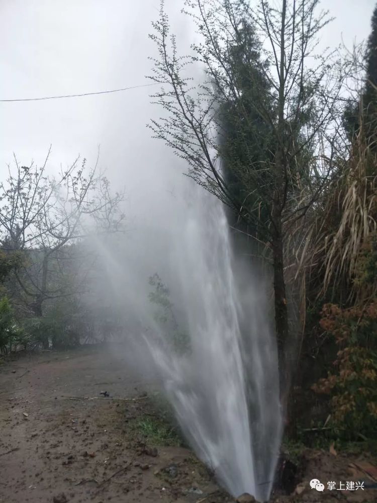 南部某乡镇水管喷水10几米高