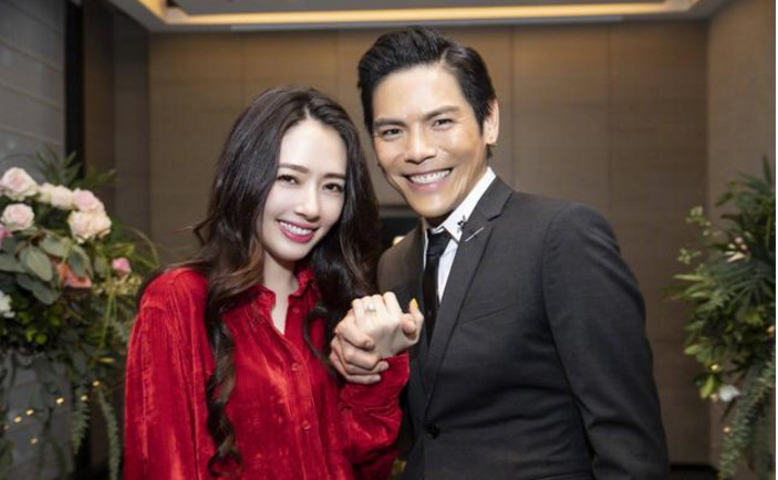 向太官宣向佐求婚成功,向佐单膝跪地一脸幸福