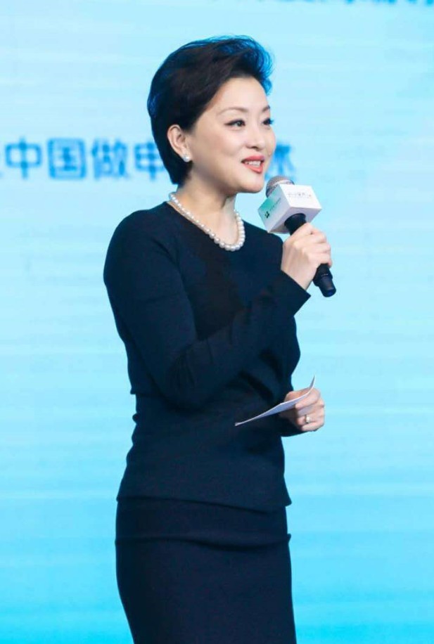知性女神杨澜穿开叉裙,手上却拿着"鞋包"出镜,全场最吸睛