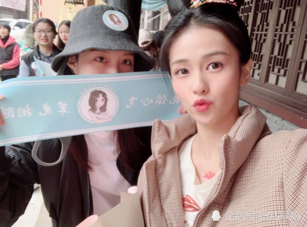 白鹿和女粉丝合照,女粉丝超高颜值引关注,网友:不出道