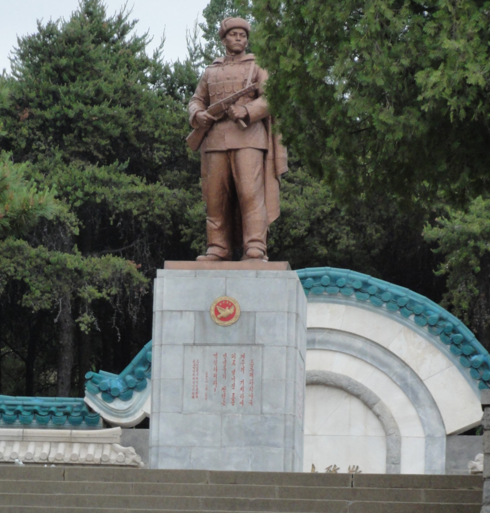 朝鲜这座志愿军烈士陵园,长眠134人,规模最大,一人身份特殊