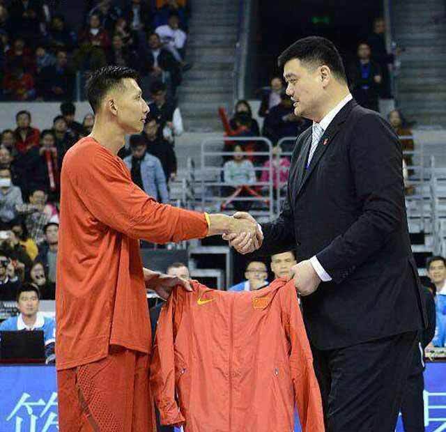 北京时间3月29日消息,姚明自退役以后,中国男篮目前是易建联扛起了