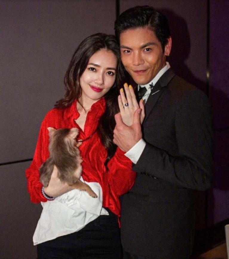 向佐求婚郭碧婷,手上鸽子蛋砖戒指抢眼,网友:不