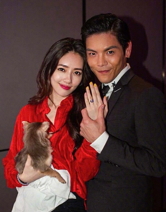 向佐郭碧婷台北订婚,向太满脸笑容,有谁注意向