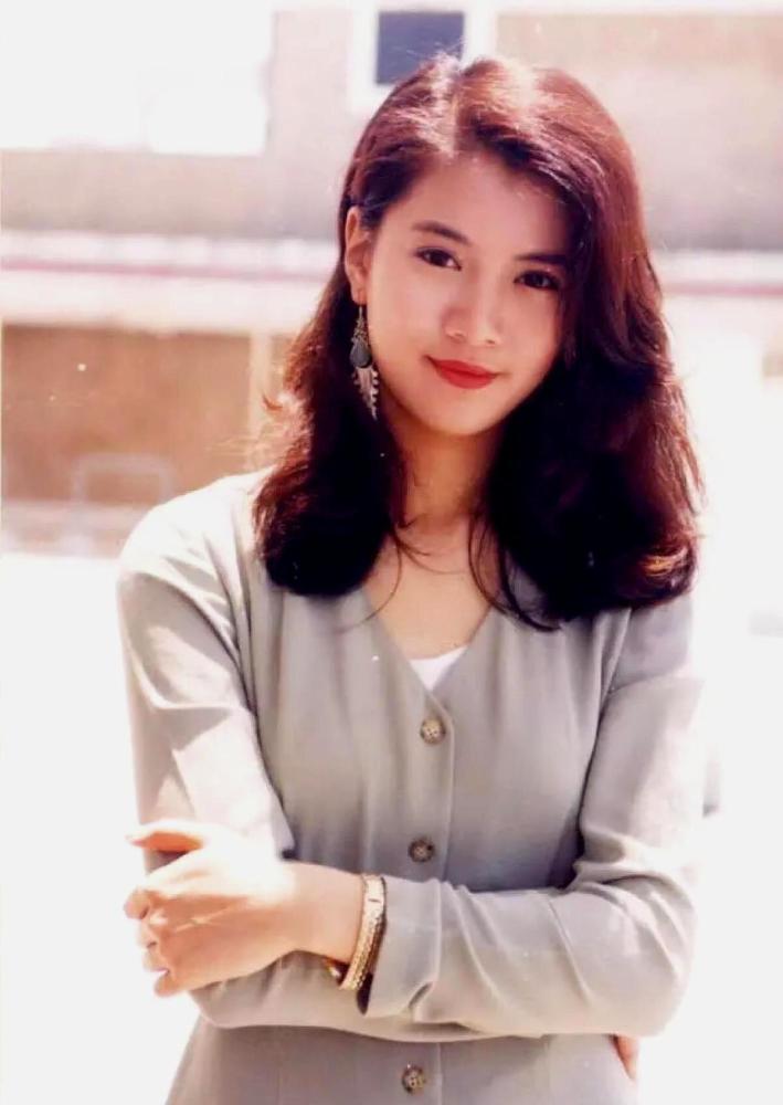 1990年"港姐"袁咏仪,年轻时照片美得"不可方物"