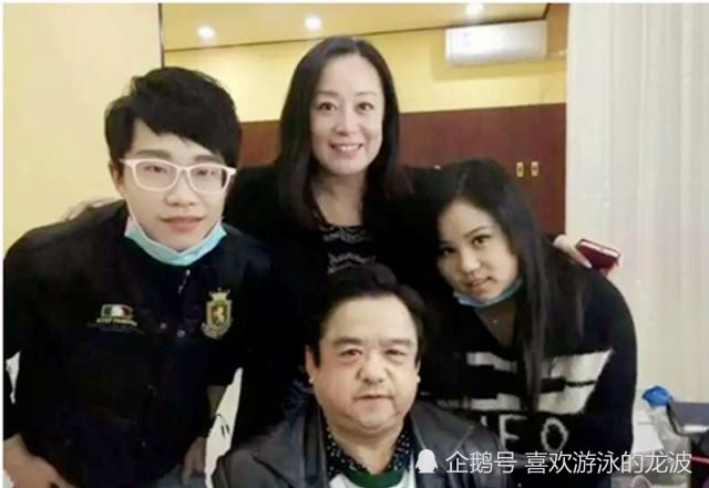 他身高1米28,娶四个老婆,个个高挑漂亮,如今爱情事业双丰收