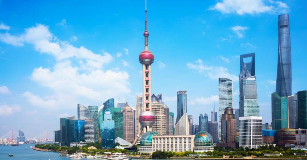 东方明珠矗立于上海浦东陆家嘴,与外滩隔江相望,是上海的标志性建筑