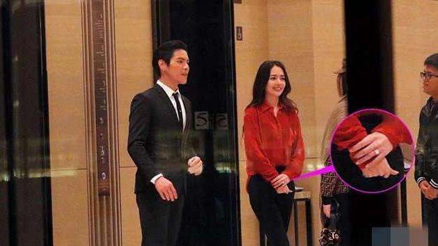 官宣啦!向太曝光向佐求婚郭碧婷照片,激动地抱