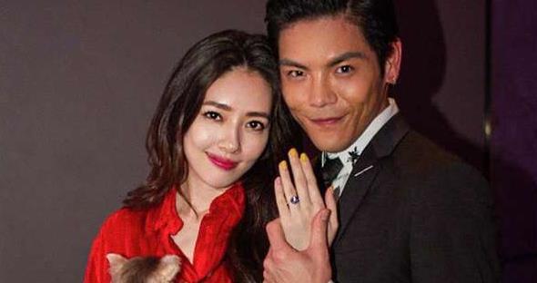 官宣啦!向太曝光向佐求婚郭碧婷照片,激动地抱