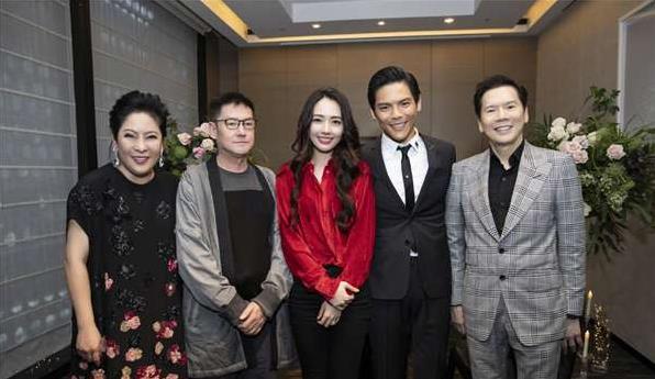 官宣啦!向太曝光向佐求婚郭碧婷照片,激动地抱