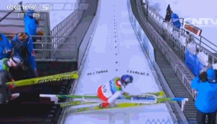 话说,miss sports来到了平昌冬奥的跳台滑雪场地,看~ 从准备区走到