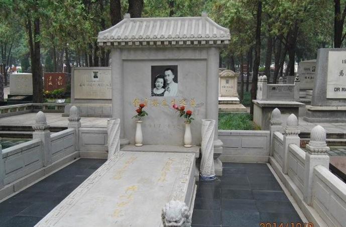 死后,李文华葬于北京市昌平区天寿陵园; 马季,2006年12月20日因心脏病