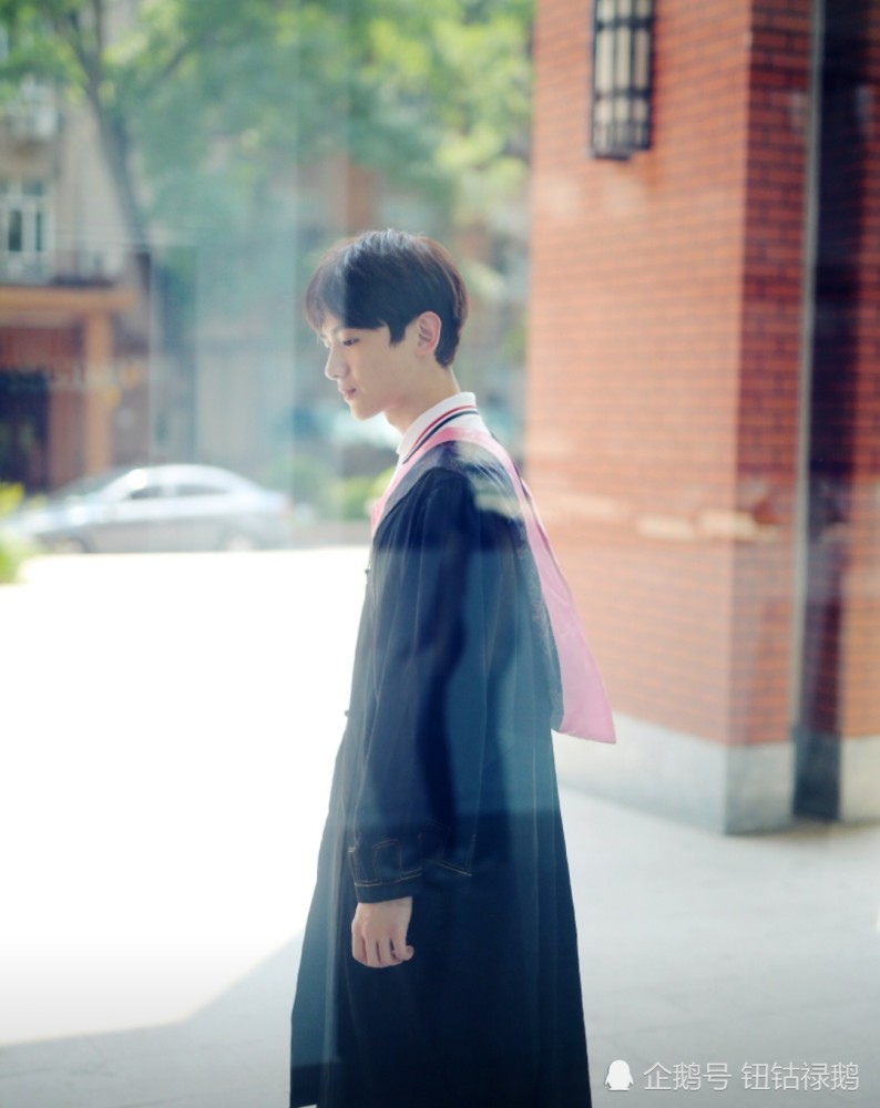 白敬亭大学毕业照流出,穿学生服阳光帅气,网友:学长还