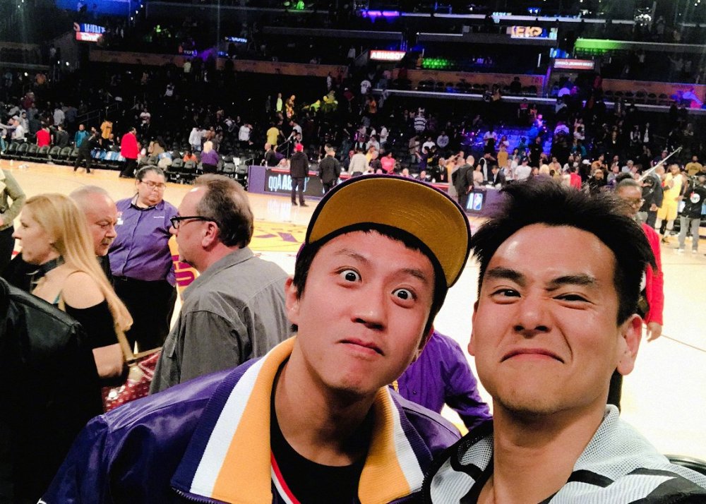 邓超晒与彭于晏合影,调侃对方法令纹太深,两人