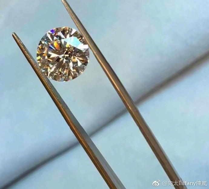 向佐郭碧婷订婚后首晒合照,向太晒5.03克拉独