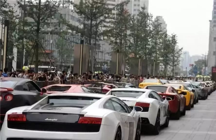 百辆豪车迎接"大哥"出狱,致交通瘫痪!警方抓了85人,还有枪支和子弹
