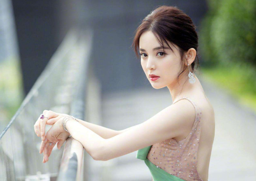 古力娜扎,1992年5月2日出生于新疆乌鲁木齐市,中国内地影视女演员