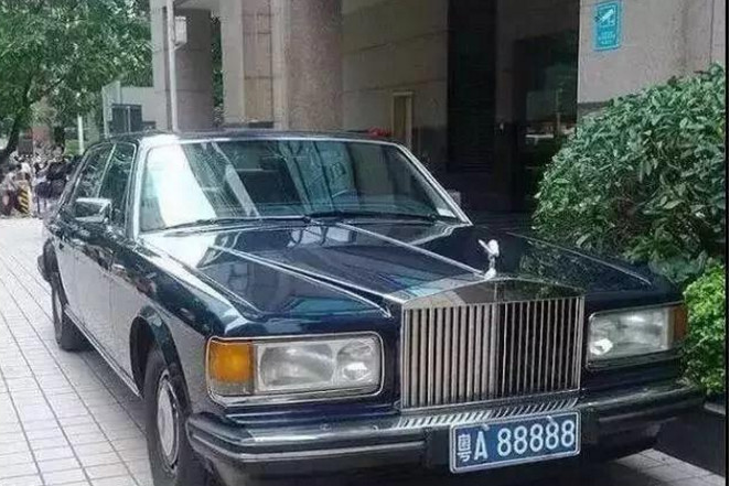 90年代就开豪车,挂5个8车牌,却"抠门"每天花费不超50